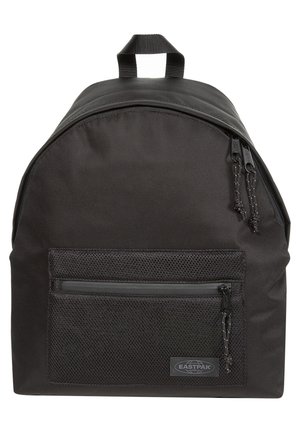 Czarny plecak Eastpak z przednią kieszenią na siatkowy zamek, podwójnymi górnymi suwakami i materiałową pętlą do noszenia na górze.