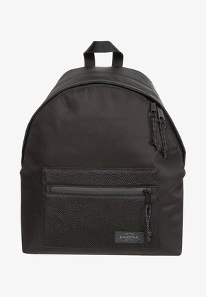 Czarny plecak Eastpak z przednią kieszenią na siatkowy zamek, podwójnymi górnymi suwakami i materiałową pętlą do noszenia na górze.