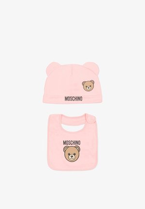 Bonnet pour bébé en coton rose avec oreilles d'ours et visage d'ours imprimé. Le bavoir assorti présente un graphisme d'ours et le texte "MOSCHINO" en noir.