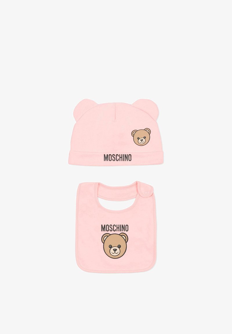 Cappellino rosa in cotone per bambini con orecchie da orso e stampa del volto dell'orso. Bavaglino abbinato con grafica orso e testo "MOSCHINO" in nero.