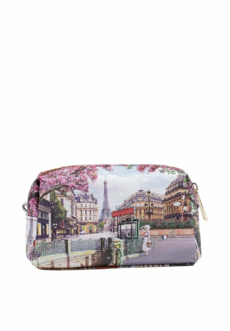 Borsa cosmetica realizzata in tessuto texturizzato, caratterizzata da una scena parigina, colori pastello, accenti floreali e chiusura con zip.