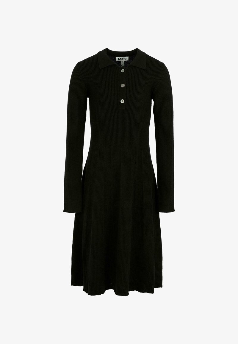 Czarna dzianinowa sukienka z długim rękawem, kołnierzykiem i zapięciem na trzy guziki, z dopasowaną talią i rozszerzonym dołem.