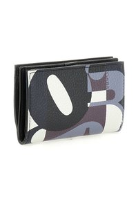 Portafoglio in pelle nera piegato, decorato con grandi forme astratte bianche e grigie e un testo parziale sul davanti, mostrato su uno sfondo bianco.