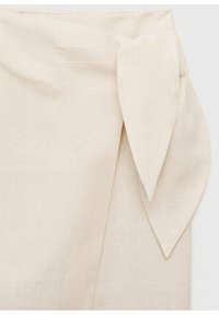 Beige linnenstof met een gestructureerde afwerking, voorzien van een grote strikdetail ter hoogte van de taille voor een gewikkelde uitstraling.