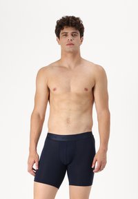 Marineblaue Baumwoll-Boxershorts mit schmaler Passform, ausgestattet mit einem weichen Bund, auf dem "HOLLISTER" zu sehen ist, sowie einem konturierten Frontdesign.