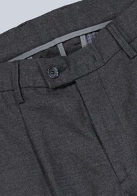 Dunkelgraue Hose aus strukturiertem Stoff. Mit Knopfverschluss, Falten und Seitentaschen sowie kontrastierendem grauem Innenfutter.