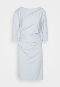 Vestido azul claro con mangas tres cuartos, escote barco, detalles de tela drapeada y corte a la altura de la rodilla. Textura suave, diseño minimalista.