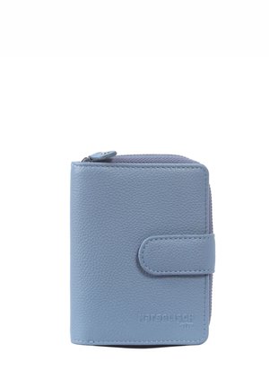 Portafoglio in pelle azzurro chiaro con finitura testurizzata, chiusura con zip nella parte superiore e flap con bottone a pressione. Presenta un dettaglio di branding impresso.