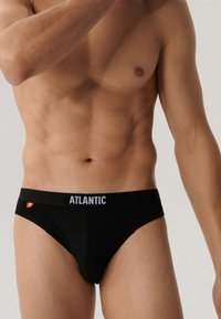 Czarne bokserki męskie z miękkim pasem z napisem "ATLANTIC" w kolorze białym. Wykonane z elastycznego materiału o gładkiej teksturze i minimalistycznym designie.