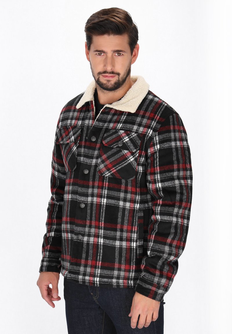Piros, fekete és szürke kockás flanel dzseki, krémszínű gyapjú gallérral, két mellzsebbel és gombos záródással.