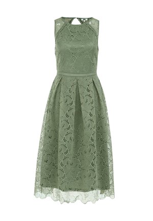 Robe en dentelle verte avec un design sans manches, dotée d'un décolleté en forme de clef et d'une jupe plissée. Motif floral texturé sur l'ensemble.