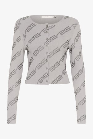 Cardigan gris côtelé à manches longues, présentant un motif répétitif de motifs gris foncé et des boutons brillants le long de l'avant.
