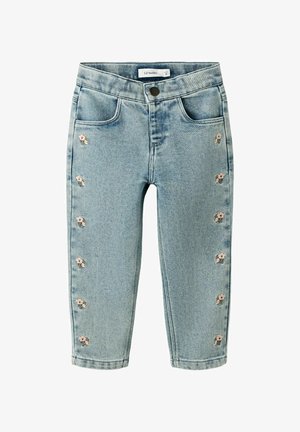 Jeans de mezclilla azul claro con bordados florales a lo largo de las costuras laterales, cinco bolsillos y un cierre de botón en la cintura.