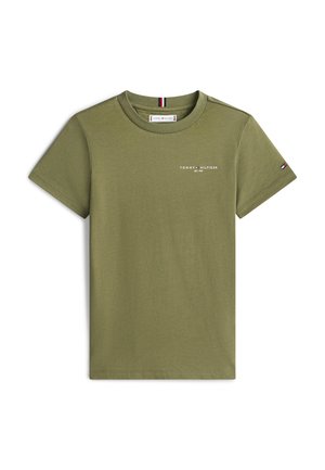 Camiseta de algodón verde oliva de manga corta con pequeño logo y texto de Tommy Hilfiger en el pecho y detalle de bandera en la manga izquierda.