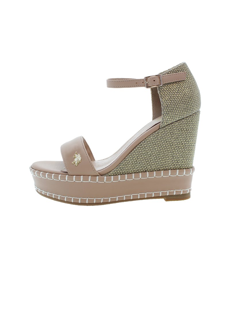 Béžové kožené sandály na klínu s texturovaným zeleným pleteným podpatkem. Mají přední pásek, pásek kolem kotníku a bílé švy.