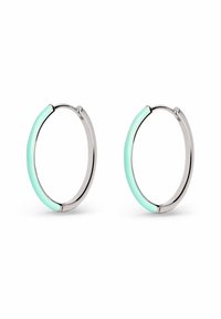Orecchini a cerchio in argento con un accento in smalto verde menta da un lato, caratterizzati da una forma circolare liscia e una finitura lucida.