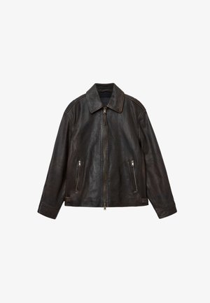 Bruine leren jas met een strak ontwerp, grote kraag, ritssluiting aan de voorkant en twee ritszakken. Soepele textuur en op maat gemaakte pasvorm.