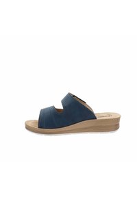 Sandalo a zeppa blu navy con punta aperta e design a due fasce. Parte superiore in morbida pelle, pannello laterale testurizzato e suola di colore chiaro.