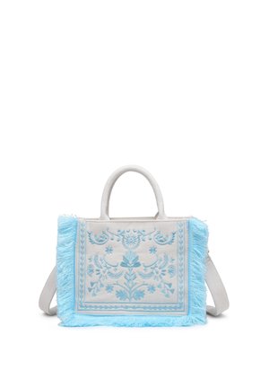 Borsa in tessuto beige con ricamo floreale blu e rifiniture con frange azzurre, dotata di due manici e tracolla removibile.