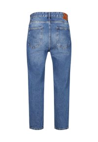 Jean en denim bleu taille haute à jambes droites avec deux poches arrière et une étiquette de marque en cuir marron sur la ceinture.