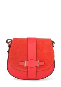 Borsa a tracolla rossa con pannello frontale in suede, retro in pelle liscia, tracolla centrale e dettagli metallici. Design compatto e strutturato.