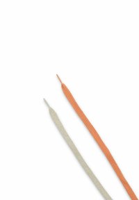 Deux lacets : un orange et un gris clair. Les deux sont plats et tressés, avec des pointes pour un enfilage facile.