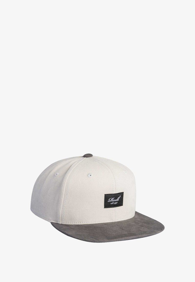 Gorra con un cuerpo de tela beige claro y un visera de ante gris oscuro. Presenta un parche con un logotipo rectangular negro en la parte delantera. Diseño de seis paneles.