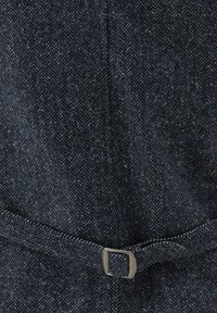 Navy-Hahnentrittfabric mit subtiler Textur, ausgestattet mit einem Gürtel mit einer rechteckigen silbernen Metallschnalle.