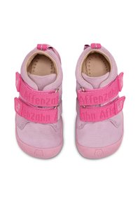Zapatos infantiles rosas con dos correas de velcro, diseño de punta redonda, tejido texturizado y suelas de goma con un patrón de osos.