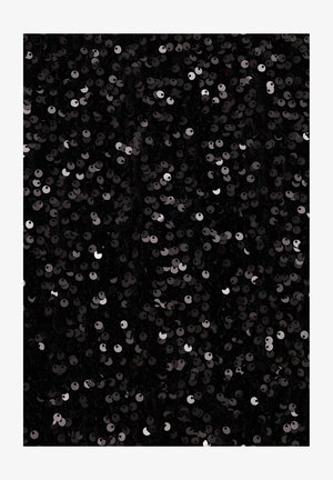 Črn material prekrit z gosto razporejenimi okroglimi štrasom, ki odbijajo svetlobo s sijočo površino in ustvarjajo teksturirano ter svetlečo površino.