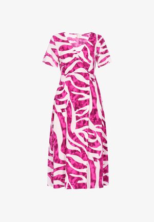 Rochie midi cu mâneci scurte, cu dungi abstracte în roz și alb de zebra și decolteu în V cu aspect înfășurat.