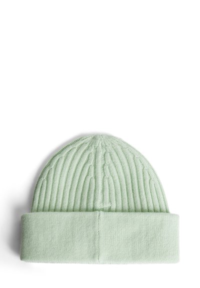 Beanie a maglia verde chiaro con una texture a costine e risvolto, realizzata in materiale morbido. Il motivo presenta design a cavo verticali.