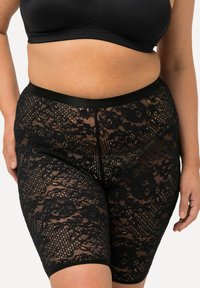 Zwarte kant shorts hebben een bloemmotief met een semi-doorzichtig ontwerp. Ze hebben een brede, effen zwarte tailleband voor comfort en ondersteuning.