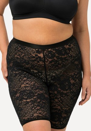 Zwarte kant shorts hebben een bloemmotief met een semi-doorzichtig ontwerp. Ze hebben een brede, effen zwarte tailleband voor comfort en ondersteuning.