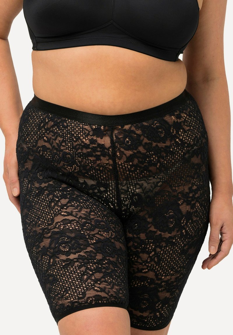Zwarte kant shorts hebben een bloemmotief met een semi-doorzichtig ontwerp. Ze hebben een brede, effen zwarte tailleband voor comfort en ondersteuning.