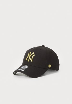 Casquette de baseball noire avec logo doré des New York Yankees et '47' brodé sur le côté, sur fond blanc uni.