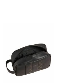 Neceser de cuero negro con diseño de tablero de ajedrez, cierre con cremallera y asa lateral. El interior está forrado con una tela suave.