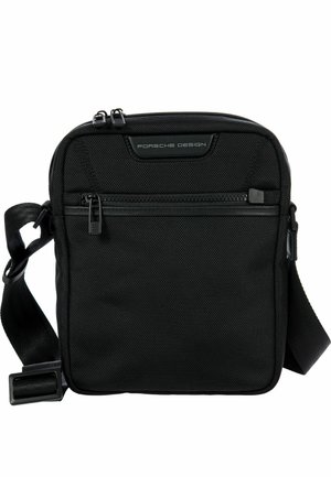 Bolso bandolera rectangular negro con correa ajustable, bolsillo frontal con cremallera y logotipo "Porsche Design" en tela texturizada.