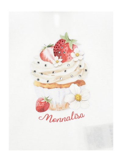 Κεκάκι με κρέμα, διακοσμημένο με φράουλες, λευκά λουλούδια και μικρές λαμπερές χάντρες, με το κείμενο "Monnalisa" από κάτω.