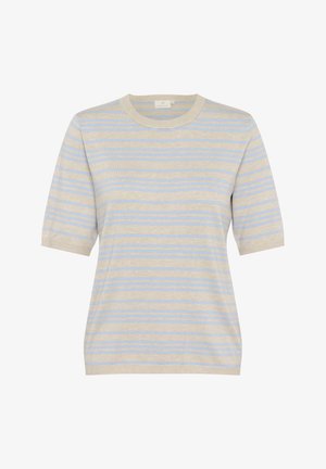 Svetlosmeđi kratkoregi pulover s horizontalnim plavim prugama. Mekana tekstura, okrugli izrez i opušteni kroj.