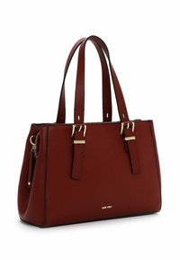 Borsa a mano in pelle rossa con finitura a ciottoli, dotata di due manici superiori, dettagli in metallo dorato e chiusura con zip. Presenta spallacci coordinati e dettagli del logo.