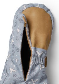 Blaues Stoffhandschuh mit weißen Vogel- und Blättermustern, braunen strukturierten Lederakzenten und einem goldenen Reißverschluss. Weiche Innenauskleidung sichtbar.