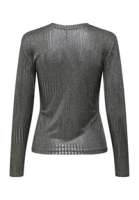 Langarm, getailleerd top in metallic grijs met verticale ribbelstructuur en een ronde hals. Glad stof met subtiele glans, ontworpen voor een aansluitende pasvorm.
