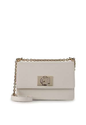 Beige leren crossbodytas met gouden kettingriem en rechthoekige gouden sluiting op de voorslag.