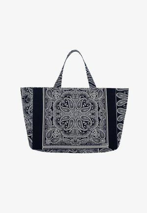 Duża czarno-biała torba na ramię z wzorem paisley, wykonana z materiału, z dwoma krótkimi uchwytami i szerokim prostokątnym kształtem.