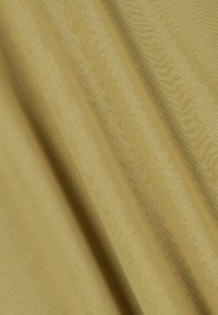 Tissu doux et léger dans une teinte olive atténuée, présentant une texture lisse avec un léger éclat et un drapage délicat.