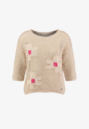 Suéter beige de punto de malla con mangas cortas y tres grandes flores crema, cada una con un centro rosa brillante.