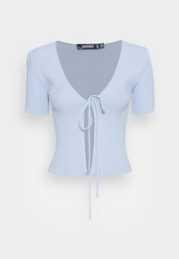 Top em malha canelada azul claro com um decote em V profundo, mangas curtas e um detalhe de laço na parte da frente. Formato ajustado com uma bainha evasê.