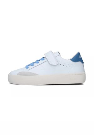 Sneaker bianca e grigio chiaro con accenti blu, cinturino in velcro, pannelli testurizzati, punta rotonda e suola piatta in gomma.