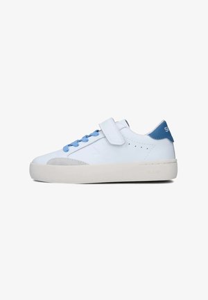 Sneaker bianca e grigio chiaro con accenti blu, cinturino in velcro, pannelli testurizzati, punta rotonda e suola piatta in gomma.